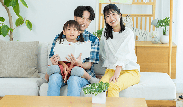 ソファに座る人たち