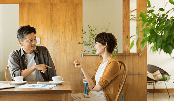 椅子に座って話す男女