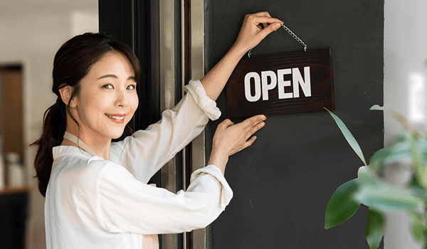 こちらを向く女性